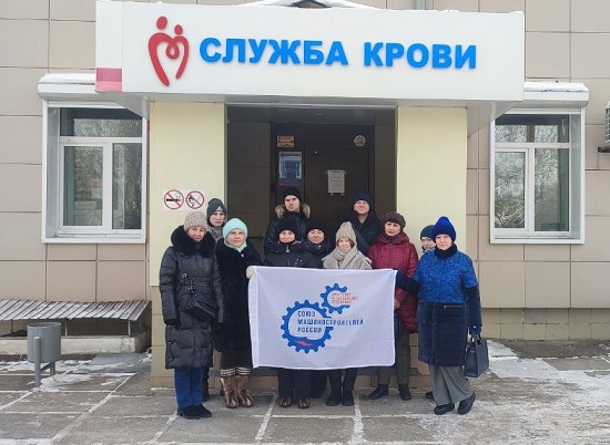 На ИАЗ прошла выездная предновогодняя донорская акция